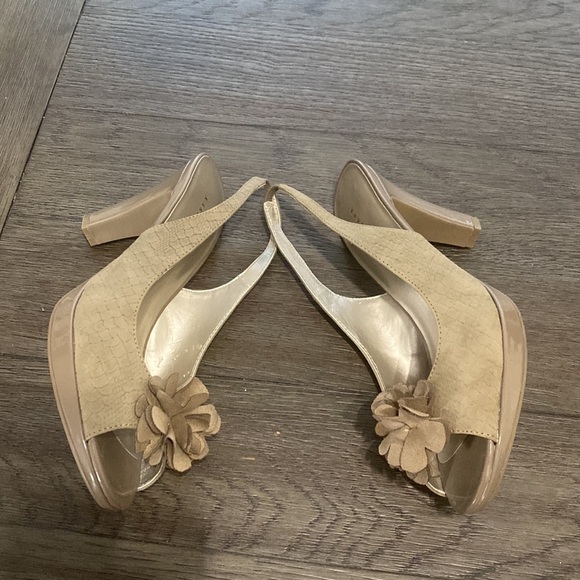Karen Scott Women’s Bloom Tan Slingback Peep Toe Heel | size 10 - Picture 5 of 13
